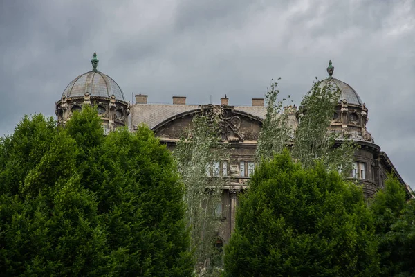 Budapeste, Hungria: belo edifício na Praça da Liberdade. Fragmento da fachada contra o céu . — Fotografia de Stock