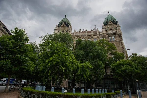 Budapest, Magyarország: gyönyörű épület Liberty Square-en. Töredéke a homlokzat az ég felé. — Stock Fotó
