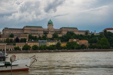 Budapeşte, Macaristan: Buda Kalesi manzarası, Budapeşte'deki tarihi Kraliyet Sarayı. Kale Bölgesi'ndeki Castle Hill'in güney ucundaki tarihi kale ve saray kompleksi.