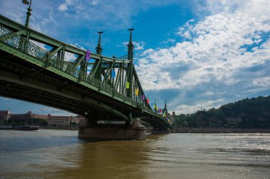 Budapeşte, Macaristan: Macaristan'ın başkenti Budapeşte'de Tuna nehri üzerinde özgürlük köprüsü