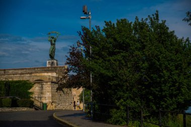 Budapeşte, Macaristan: Gellert Tepesi'nde Özgürlük Heykeli veya Özgürlük Heykeli'nin geniş açılı görünümü