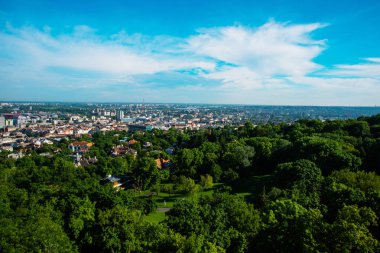 Budapeşte, Macaristan: Şehrin ve Tuna Nehri'nin güzel üst manzarası. Tepeden eski şehir Panoraması.