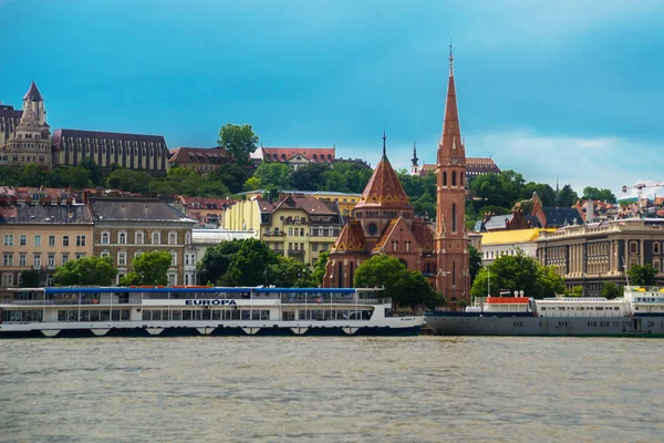 Budapeszt, Węgry: Kościół św Macieja, Baszta rybacka, Kościół Kalwinistowski widok na brzegu Dunaju — Zdjęcie stockowe