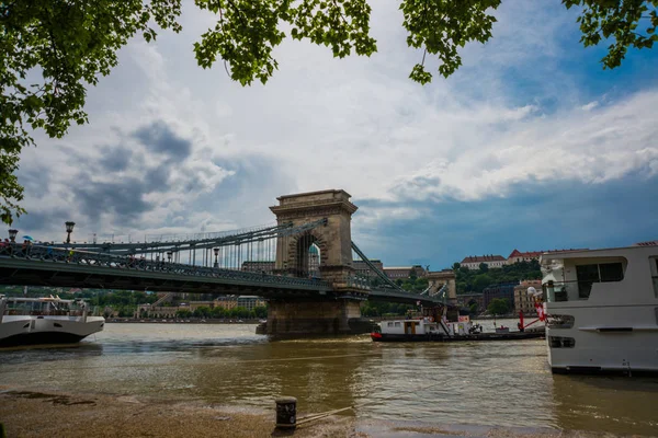 Magnifico Ponte delle Catene nella bellissima Budapest. Szechenyi Lanchid è un ponte sospeso che attraversa il fiume Danubio tra Buda e Pest, nella capitale dell'Ungheria . — Foto Stock