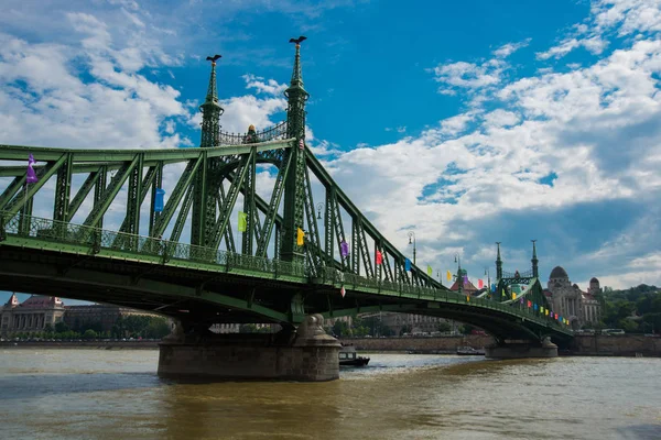 Budapest, Ungern: frihet överbryggar över den Danube floden i den ungerska huvudstaden Budapest — Stockfoto