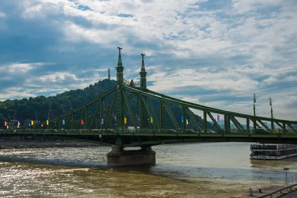 Budapest, Ungern: frihet överbryggar över den Danube floden i den ungerska huvudstaden Budapest — Stockfoto