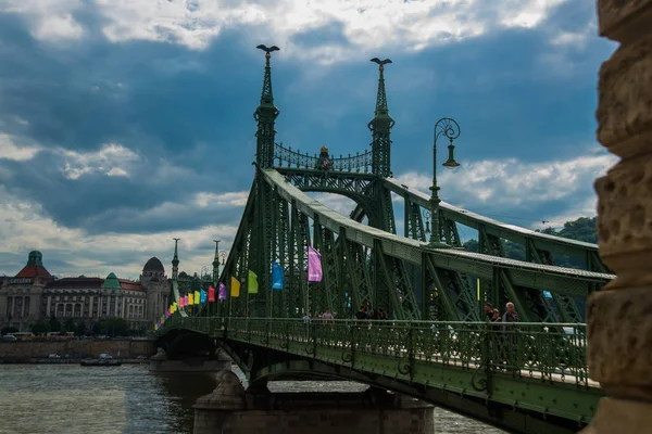 Boedapest, Hongarije: Liberty brug over de rivier de Donau in de Hongaarse hoofdstad Boedapest — Stockfoto