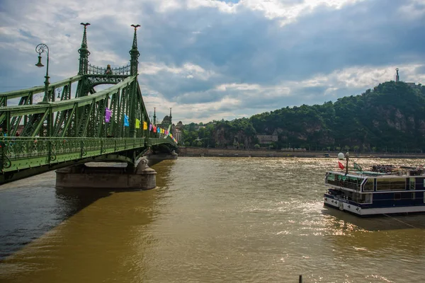 Budapest, Ungern: frihet överbryggar över den Danube floden. Frihetstaty eller frihets staty stativ på Gellertkullen — Stockfoto