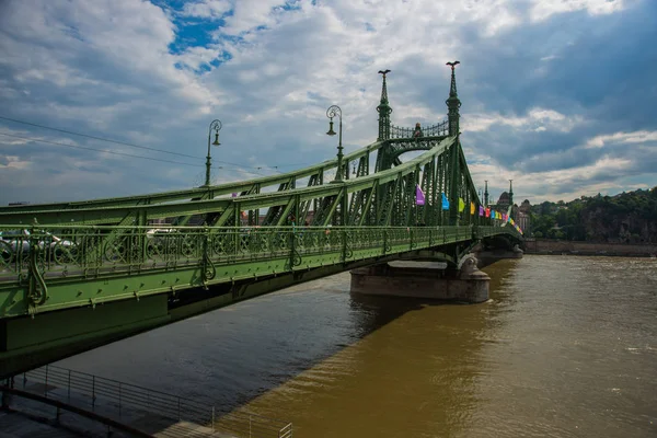 Будапешт, Угорщина: міст Свободи через річку Дунай у столиці Угорщини Будапешті — стокове фото