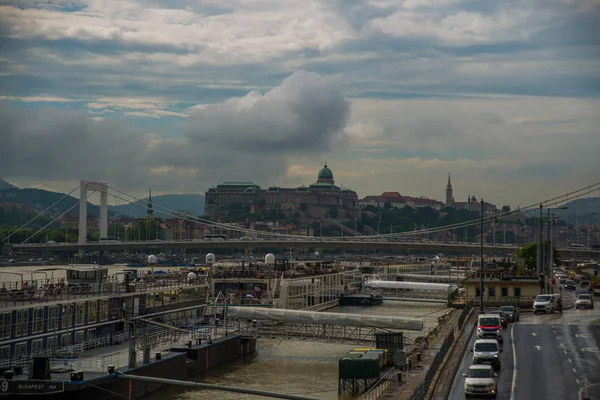 Budapest, Magyarország: Erzsébet híd, királyi palota, Budai vár a Dunán Budapesten — Stock Fotó