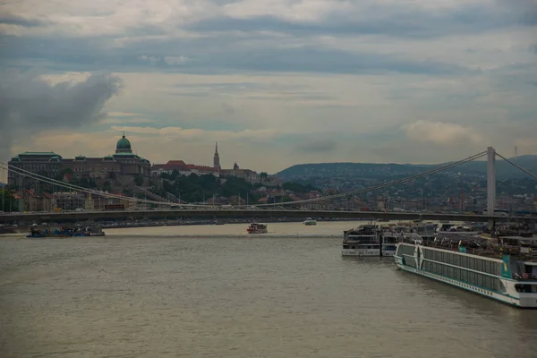 Budapest, ungarisch: elisabeth brücke, königlicher palast, buda burg an der donau in budapest — Stockfoto