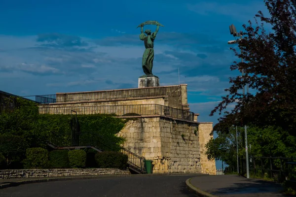 BUDAPEST, HUNGRÍA: Amplia vista angular de la Estatua de la Libertad o Estatua de la Libertad se encuentra en Gellert Hill — Foto de Stock