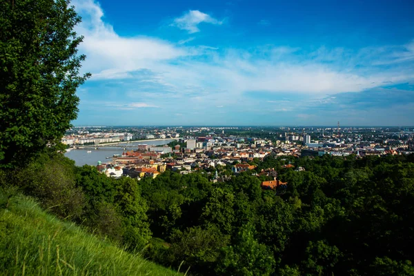 Budapest, Hungría: Hermosa vista superior de la ciudad y el río Danubio. Panorama del casco antiguo desde la colina . — Foto de Stock
