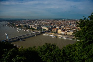 Budapeşte, Macaristan: Buda ve Pest Erzsebet tarafından bağlı veya Akşam Elisabeth Köprüsü. Budapeşte görünümü Editoryal Görüntü