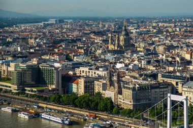 Budapeşte, Macaristan: Şehrin ve Tuna Nehri'nin güzel üst manzarası. Tepeden eski şehir Panoraması.