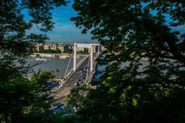 Budapeşte, Macaristan: Buda ve Pest Erzsebet tarafından bağlı veya Akşam Elisabeth Köprüsü. Budapeşte görünümü Editoryal Görüntü
