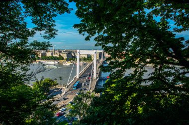 Budapeşte, Macaristan: Buda ve Pest Erzsebet tarafından bağlı veya Akşam Elisabeth Köprüsü. Budapeşte görünümü Editoryal Görüntü