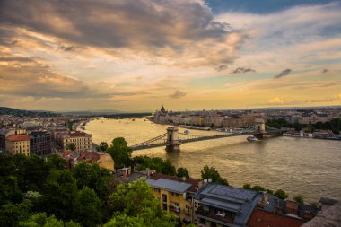 Budapeşte, Macaristan: Parlamento binası, köprü ve Tuna Nehri üzerinde güzel manzara.