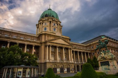 Buda Kalesi, Kraliyet Sarayı ve Budapeşte, Macaristan'da Savoy Prensi Eugene binicilik heykeli