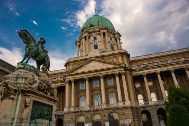 Buda Kalesi, Kraliyet Sarayı ve Budapeşte, Macaristan'da Savoy Prensi Eugene binicilik heykeli