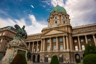 Buda Kalesi, Kraliyet Sarayı ve Budapeşte, Macaristan'da Savoy Prensi Eugene binicilik heykeli
