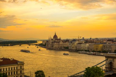 Budapeşte, Macaristan: Parlamento binası, köprü ve Tuna Nehri üzerinde güzel manzara.