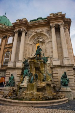 Budapeşte, Macaristan: Matthias Çeşmesi, Budapeşte'deki Buda Kalesi'nin batı ön avlusunda yer alan anıtsal bir çeşme grubudur..