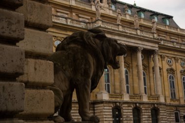 Budapeşte, Macaristan: Buda Kalesi manzarası, Budapeşte'deki tarihi Kraliyet Sarayı. Kale Bölgesi'ndeki Castle Hill'in güney ucundaki tarihi kale ve saray kompleksi.