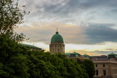 Budapeşte, Macaristan: Buda Kalesi manzarası, Budapeşte'deki tarihi Kraliyet Sarayı. Kale Bölgesi'ndeki Castle Hill'in güney ucundaki tarihi kale ve saray kompleksi.