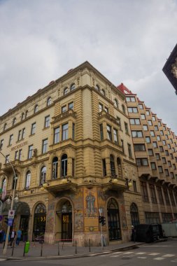 Budapeşte, Macaristan: Eski şehirde güzel bir bina. Gökyüzüne karşı cephe parçası.