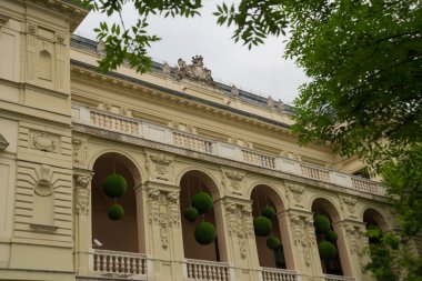 Budapeşte, Macaristan: Eski şehirde güzel bir bina. Gökyüzüne karşı cephe parçası.