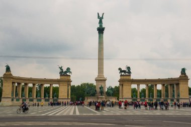 Budapeşte, Macaristan. Kahramanlar Meydanı, Hosok Tere veya Millennium Anıtı, 36 metre yüksekliğinde Korinth sütun Merkezi ile şehrin önemli cazibe.