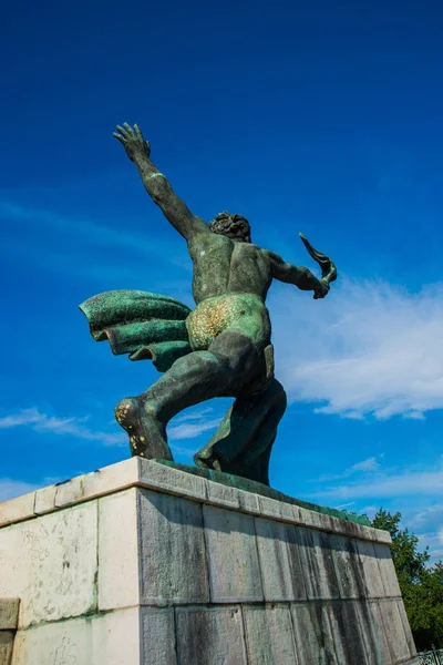 Budapest, Magyarország: a Szabadságszobor vagy Szabadság szobor Budapesten a Gellért-hegyen, Magyarországon. — Stock Fotó