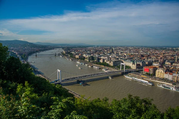 Budapest, Hungría: Buda y Pest conectados por Erzsebet se escondieron o puente Elisabeth por la noche. Imagen editorial de la vista de Budapest — Foto de Stock