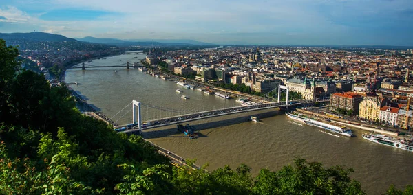 Budapest, Ungern: Buda och pest i samband med Erzsebet HID eller Elisabeth Bridge på kvällen. Redaktionell bild av Budapest View — Stockfoto