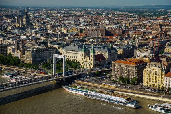 Budapeszt, Węgry: Buda i Pest połączone Erzsebet ukrył lub Most Elżbiety wieczorem. Obraz redakcyjny Budapesztu widok — Zdjęcie stockowe