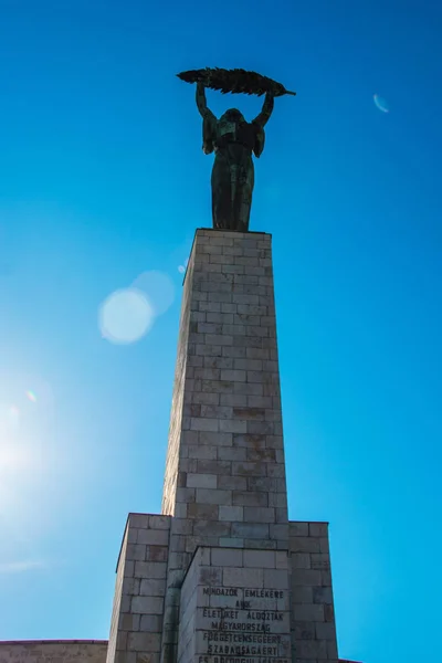 헝가리 부다페스트: 겔레르트 언덕에 세워진 자유의 여신상 또는 자유 동상의 광각 전망 — 스톡 사진