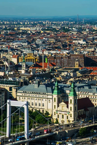 Budapešť, Maďarsko: Budín a Pešť spojený večer s mostem Erzsebet HID nebo Elisabeth. Redakční obraz budapešťského pohledu — Stock fotografie