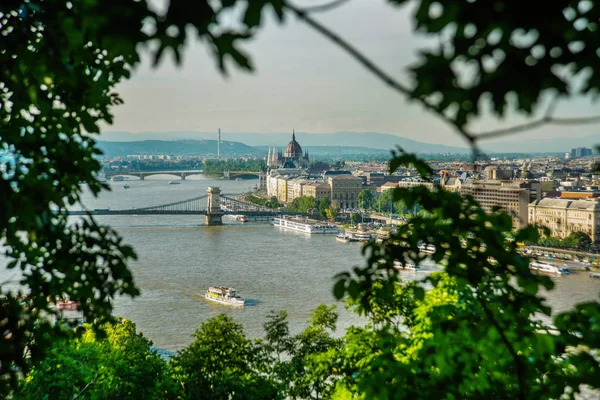 Будапешт, Венгрия: пейзаж на здании парламента, цепном мосту и реке Дунай. Вид на город с вершины холма . — стоковое фото