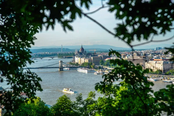 Будапешт, Венгрия: пейзаж на здании парламента, цепном мосту и реке Дунай. Вид на город с вершины холма Геллерт . — стоковое фото