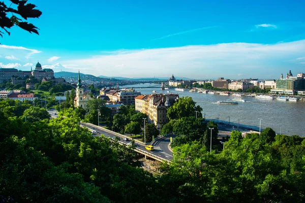 Boedapest, Hongarije: prachtig uitzicht op de stad en de rivier de Donau. Panorama van de oude stad vanaf de heuvel. — Stockfoto