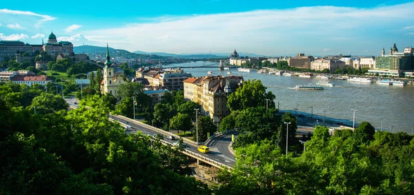 Boedapest, Hongarije: prachtig uitzicht op de stad en de rivier de Donau. Panorama van de oude stad vanaf de heuvel. — Stockfoto