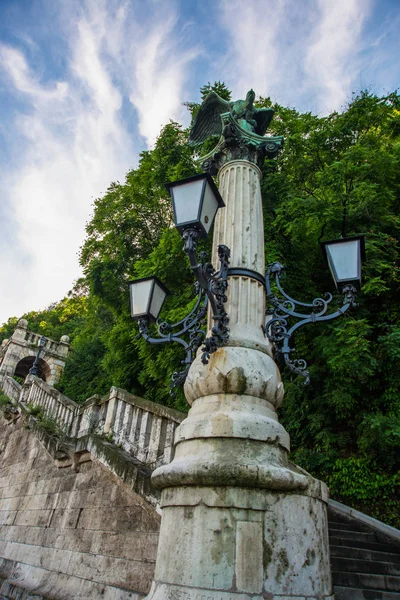 布达佩斯,匈牙利:美丽的路灯。匈牙利布达佩斯盖勒特山景 — 图库照片