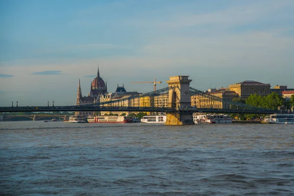 Budapeste, Hungria: bela paisagem no edifício do Parlamento, na ponte da cadeia e no rio Danúbio. Vista da cidade a partir do topo da colina . — Fotografia de Stock