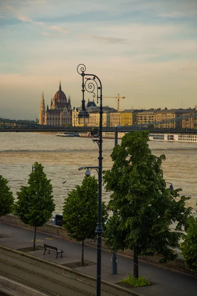 Будапешт, Угорщина: красивий краєвид на будівлю парламенту, Ланцюговий міст і річку Дунай. Вид на місто з вершини пагорба. — стокове фото