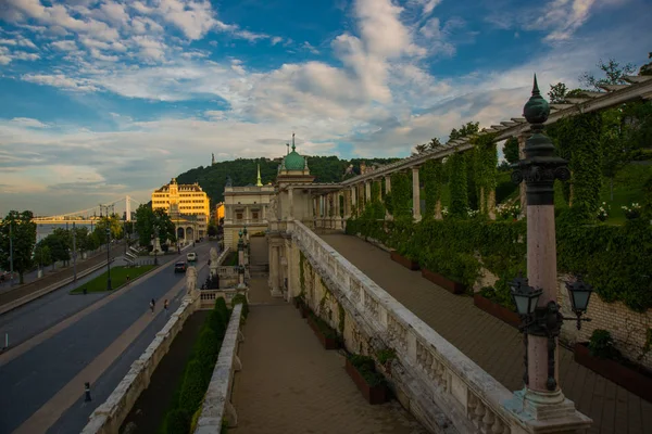 Budapest, ungarisch: schöner Park mit Pflanzen und Blumen. königlicher palastgarten pavillon in budapest — Stockfoto