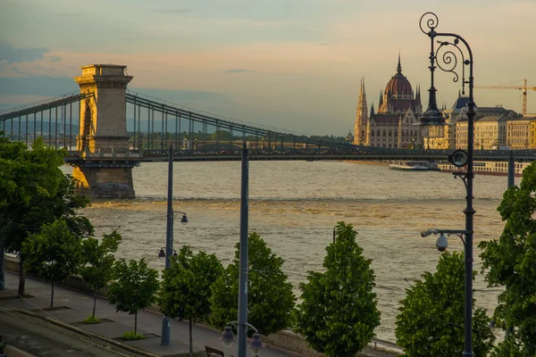 Budapest, Ungern: vackert landskap på Riksdagshuset, Kedjebron och floden Donau. Utsikt över staden från toppen av kullen. — Stockfoto