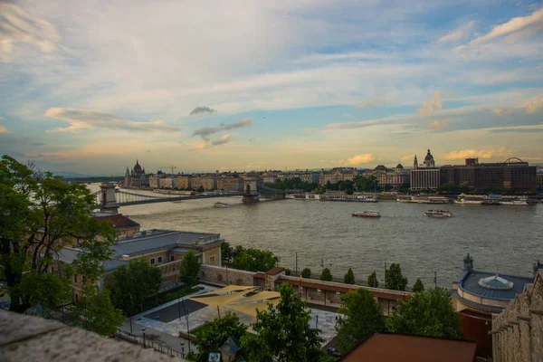 Budapest, Ungheria: Bella vista dall'alto sulla città e sul Danubio. Panorama del centro storico dalla collina . — Foto Stock