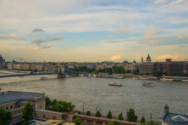 Budapest, Ungheria: Ponte a catena sul Danubio nella città di Budapest. Ungheria. Panorama paesaggistico urbano con vecchi edifici — Foto Stock