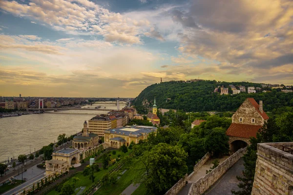 Будапешт, Венгрия: Цепной мост на реке Дунай в Будапеште. Венгрия. Городская панорама со старыми зданиями — стоковое фото